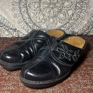 NAOT women’s black flower Leather Slip-On Shoes clogs mules walking shoe comfort
